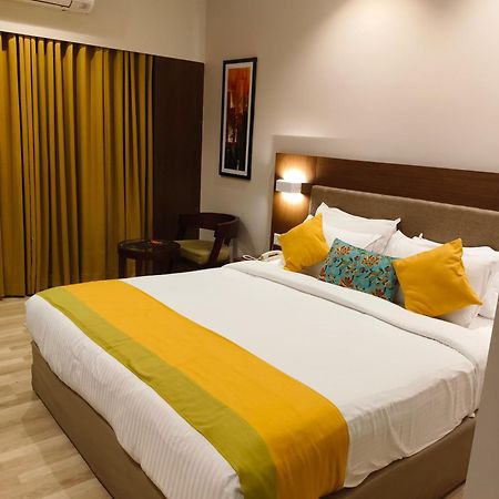 Hotel Park Residency Adoor Adur Exterior foto