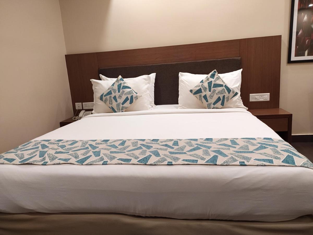 Hotel Park Residency Adoor Adur Exterior foto