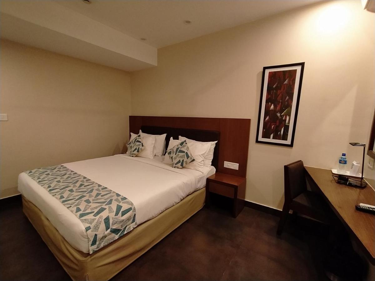 Hotel Park Residency Adoor Adur Exterior foto