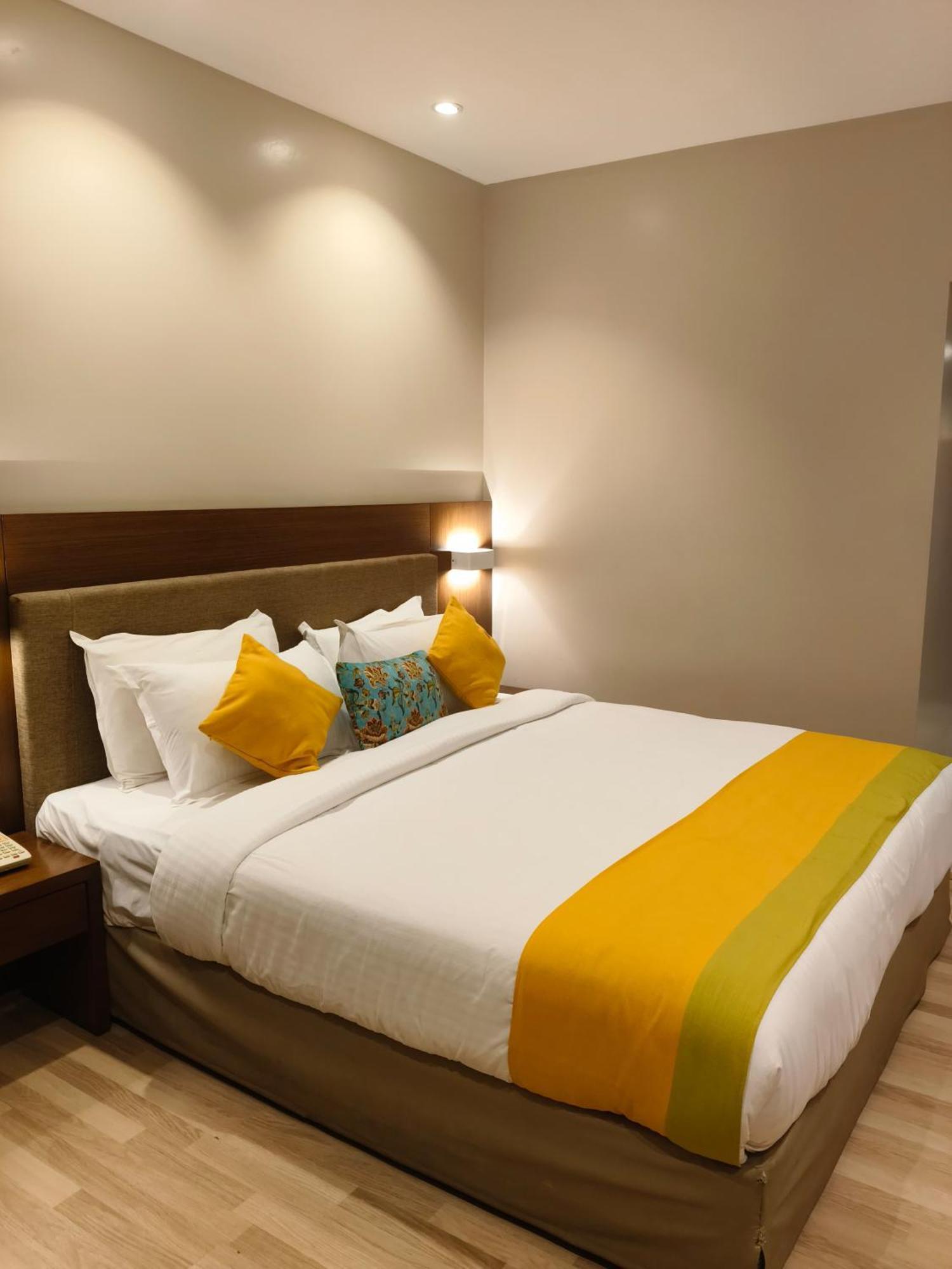 Hotel Park Residency Adoor Adur Exterior foto