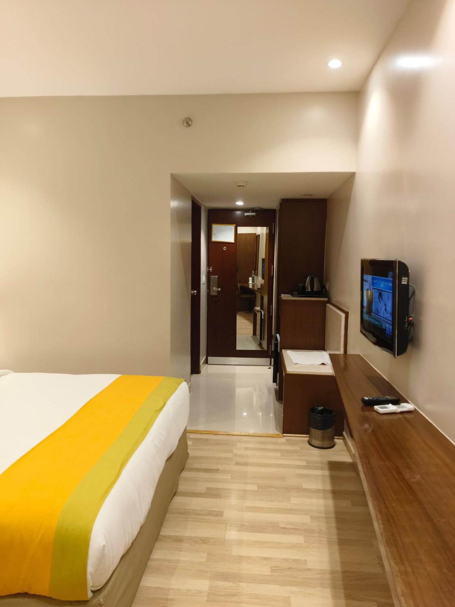 Hotel Park Residency Adoor Adur Exterior foto