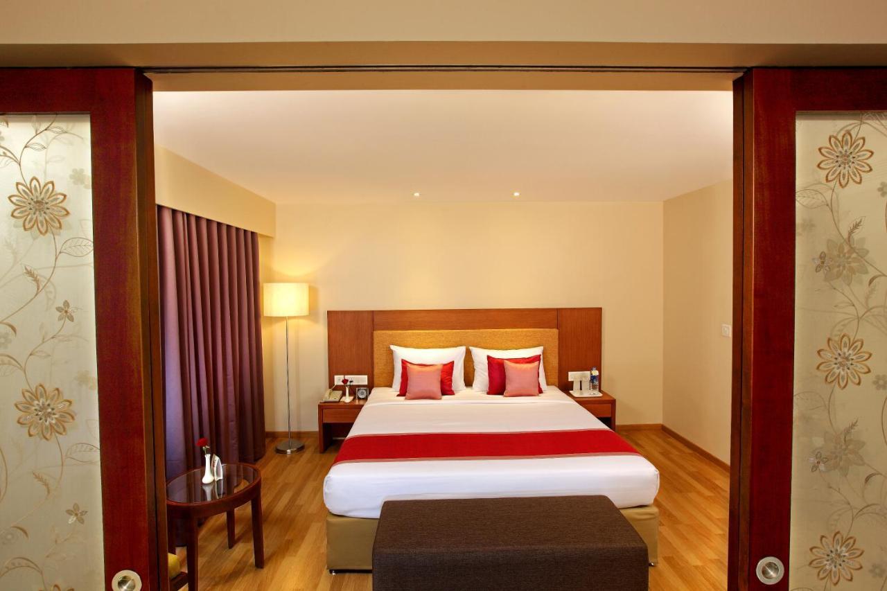 Hotel Park Residency Adoor Adur Exterior foto